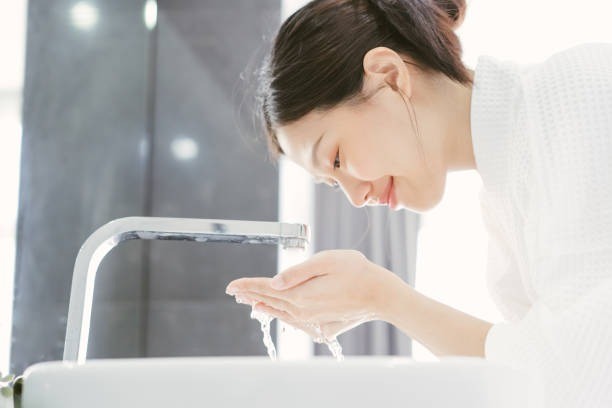 facial ice bath, manfaat es batu untuk wajah, perawatan wajah viral, morning skincare, tips wajah segar, Hailey Bieber beauty routine, rutinitas pagi ibu muda